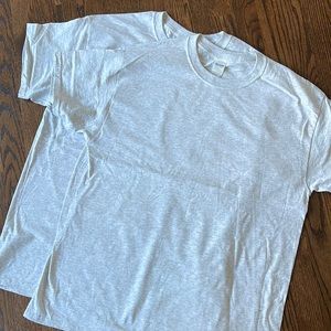 2 Gildan tshirts Large